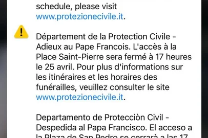 No Vaticano, celulares recebem alertas sobre o fechamento da Praça de São Pedro<!-- NICAID(16024334) -->