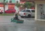 Morador protesta com canoa e remo durante alagamento em Caçapava do Sul