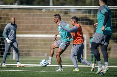 Juventude realiza treino no CT alviverde na preparação para volta do Brasileirão. Na foto, volante Caíque<!-- NICAID(16074877) -->