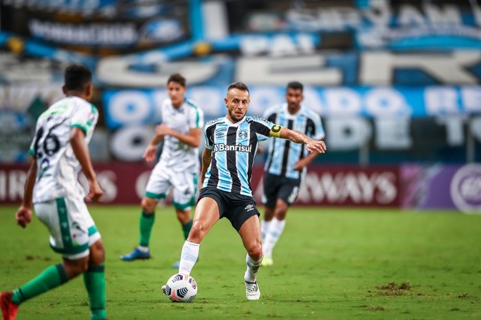 Rafinha e mais dois atacantes retornam ao Grêmio e passam por avaliações após Covid-19
