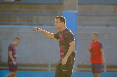 Treino do Caxias para confronto com o Itabaiana. Na foto, o técnico Júnior Rocha.<!-- NICAID(16044728) -->