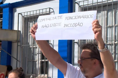 Pierre Schlee / RBS TV Falta de profissionais provoca protestos em escolas municipais de Pelotas<!-- NICAID(16244468) -->