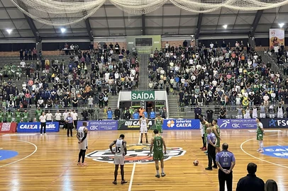 Caxias Basquete e Corinthians se enfrentaram pela última rodada da primeira fase do NBB no Ginásio do Sesi. Oscar Schmidt foi homenageado antes do jogo.<!-- NICAID(16268553) -->
