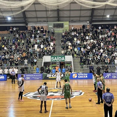 Caxias Basquete e Corinthians se enfrentaram pela última rodada da primeira fase do NBB no Ginásio do Sesi. Oscar Schmidt foi homenageado antes do jogo.<!-- NICAID(16268553) -->