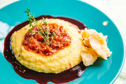 PORTO ALEGRE, RS, BRASIL, 17/05/2016 : Receitas para o Guia do Vinho com o chef Michel Vallandro • Galeto marinado grelhado com capelinne de sálvia em seu próprio molho • Filet em crosta de castanha ao gorgonzola e Tannat • Figos Grelhados ao Vinho tinto e nozes carameladas • Ragout de suíno e tomates com vinho tinto e polenta defumada cremosa • Entrecote com clássico purê de batatas ao perfume de alho e molho de vinho tinto (tannat) . (Omar Freitas/Agência RBS)Indexador: Omar Freitas<!-- NICAID(12205349) -->