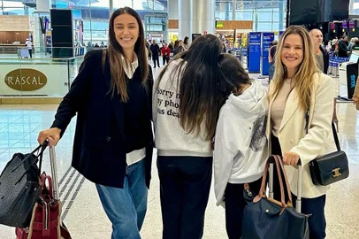mônica martelli e ingrid guimarães com as filhas em 2024<!-- NICAID(15803531) -->