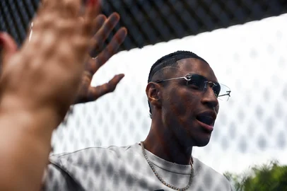PORTO ALEGRE, RS, BRASIL, 13-01-2026: Torcida Gremista recebe o atacante Tetê no Aeroporto Salgado Filho. Fotos: Duda Fortes/Agencia RBS<!-- NICAID(16202324) -->