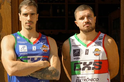 Jogadores do Caxias do Sul Basquete apresentam a camisa especial em comemoração aos 150 da imigração italiana. Uniforme será utilizado pela primeira vez contra o Osasco, domingo, no Ginásio do Sesi.<!-- NICAID(16227164) -->