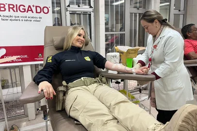 PRF e órgãos públicos fazem mutirão de doação de sangue em Porto AlegreNa imagem, policial rodoviária Julia Rebelato foi a primeira a sentar na cadeira de doadores do Hemocentro, em Porto Alegre, nesta quinta-feira na ação Unidos pela Vida.<!-- NICAID(15853348) -->