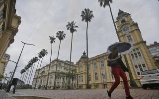 PORTO ALEGRE, RS, BRASIL - 28/11/2023 - A terça-feira (28) é de tempo instável, com pancadas de chuva, na Capital. FOTO: LAURO ALVES, AGÊNCIA RBS<!-- NICAID(15610580) -->