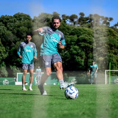 Centroavante Gilberto durante treinamento no Centro de Formação de Atletas.<!-- NICAID(16029517) -->