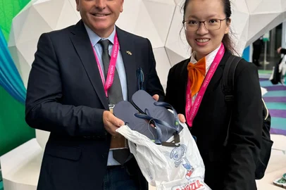 presidente do Mobi Caxias, Rodrigo Postiglione, entrega presente para intérprete em Taiwan, durante evento. <!-- NICAID(15998709) -->