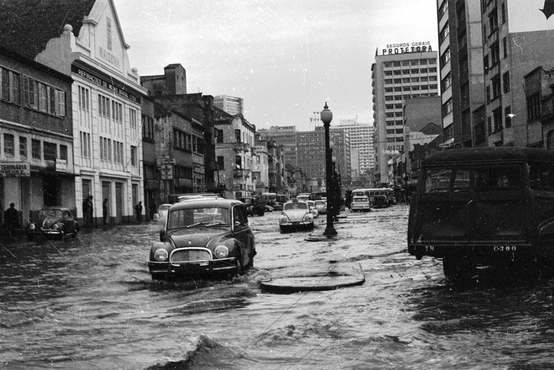 Enchente em Porto Alegre, em 1967.#envelope: 45874*OBS CDI: fotógrafo identificado apenas como Assi no envelope original de negativos.<!-- NICAID(10055943) -->