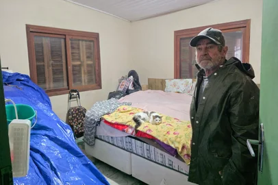 Chuva de granizo causa estragos no Barro Duro, em Pelotas. Casa de Valdir Sausen<!-- NICAID(16354663) -->
