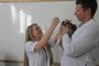 A pesquisadora e médica veterinária Carollina Mariga, 28 anos, e seu orientado, o médico veterinário Saulo Pinto Filho, professor adjunto da UFSM, administrando o óleo de cannabis, usado no projeto de pesquisa de mestrado de Carollina na Universidade Federal de Santa Maria (UFSM) para tratar cães com dermatite atópica<!-- NICAID(15486014) -->
