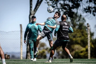 Treino do Juventude na preparação para encarar o Mirassol, domingo, fora de casa. Na foto, Gabriel Taliari (C)<!-- NICAID(16127381) -->
