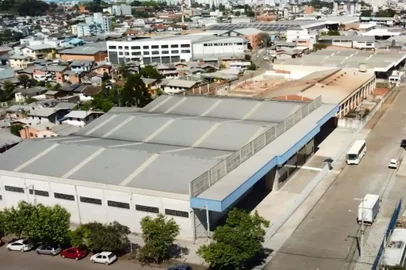 Desembarque de uma gigante do comércio eletrônico, de Singapura, com um Centro de Distribuição (CD) em Caxias. Shopee inaugurou neste mês um hub logístico no bairro Sagrada Família. A área ocupada tem 2,1 mil metros quadrados e fica atrás da Chevrolet Sponchiado.<!-- NICAID(15444528) -->