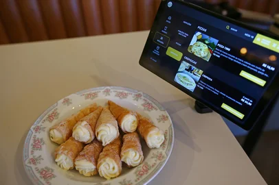 CAXIAS DO SUL, RS, BRASIL, 25/06/2026. Cafés, restaurantes e padarias passam a usar tablets e sistema com cardápios digitais para otimizar atendimentos e processos internos em Caxias do Sul. Na foto, Café Galópolis. (Porthus Junior/Agência RBS)Indexador: Porthus Junior<!-- NICAID(16314256) -->