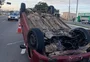 Motorista fica ferido após carro capotar em avenida da zona norte de Porto Alegre