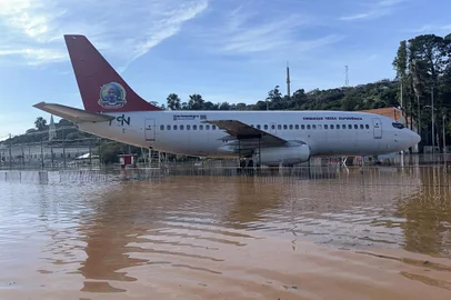 Avião Alegre <!-- NICAID(15759641) -->