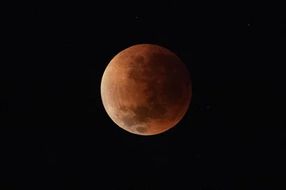 The blood moon is seen during a total lunar eclipse in Rio de Janeiro on May 16, 2022. (Photo by CARL DE SOUZA / AFP)<!-- NICAID(15096916) -->