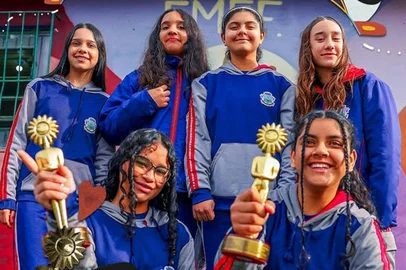Vencedor do Kikito de Melhor Longa-Metragem Gaúcho, Quando a Gente Menina Cresce, de Neli Mombelli, retrata a transição da infância para a adolescência de um grupo de meninas. Nesta segunda-feira (25), as jovens que participaram do filme foram recebidas com festa na escola onde estudam, a Escola Municipal de Ensino Fundamental Sérgio Lopes, na periferia de Santa Maria. Foto: Guilherme Brum/Instagram @tvovosm/Reprodução<!-- NICAID(16109834) -->