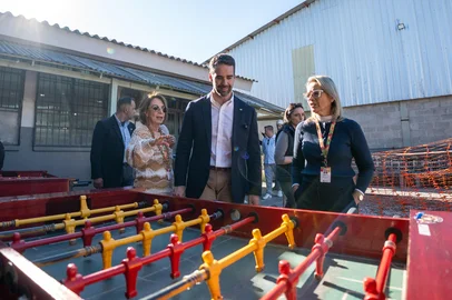 CAMPO BOM, RS – 23.09.2025 – O governador Eduardo Leite realizou uma visita surpresa à Escola Estadual de Ensino Médio La Salle, em Campo Bom, acompanhado das secretárias Raquel Teixeira (Educação) e Izabel Matte (Obras Públicas). A agenda teve como objetivo avaliar as condições estruturais da unidade, verificar o andamento das obras e ouvir demandas da comunidade escolar. A ação integra uma série de visitas que o governador tem feito para acompanhar de perto a realidade das escolas da rede estadual e garantir melhorias efetivas para a educação gaúcha.Crédito: Mauricio Tonetto / Secom<!-- NICAID(16212086) -->
