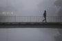 Porto Alegre, RS, Brasil, 31-05-2024: Passarela sobre o Arroio Dilúvio, na Avenida Ipiranga. Manhã com neblina em Porto Alegre. Foto Mateus Bruxel / Agencia RBS<!-- NICAID(15777889) -->