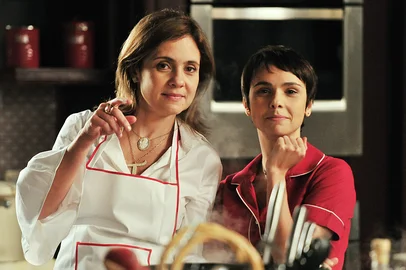 avenida brasil. Carminha ( Adriana Esteves ) e Nina ( Debora Falabella )<!-- NICAID(14566892) -->