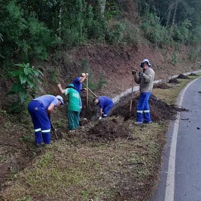 Estrada dos Romeiros, entre Caxias do Sul e Farroupilha, recebe reparos para peregrinação<!-- NICAID(15420142) -->