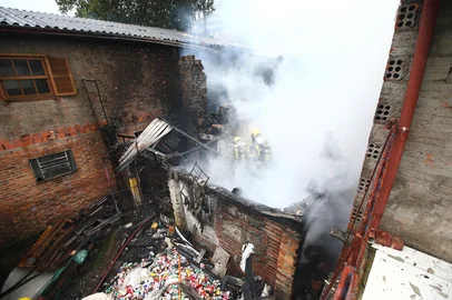 Porthus Junior / Agencia RBS CAXIAS DO SUL, RS, BRASIL, 08/11/2025. Um homem morreu em um incêndio que atingiu uma reciclagem no bairro Euzébio Beltrão de Queiroz, em Caxias do Sul, fogona manhã deste sábado (8). De acordo com o Corpo dos Bombeiros, a vítima trabalhava na reciclagem e dormia em uma área de alojamento com mais dois trabalhadores, que conseguiram sair antes do fogo se alastrar. (Porthus Junior/Agência RBS)<!-- NICAID(16163547) -->