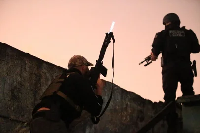 Canoas, RS, BRASIL,  25/05/2022- Operação policial, realizada na grande Porto Alegre, para prender assaltates de carro forte. O lider da quadrilha acabou fugindo pelo telhado de uma casa no bairro Fátima em Canoas. Foto: Ronaldo Bernardi / Agencia RBS<!-- NICAID(15106041) -->