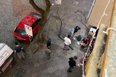 Mulher atingida por galho de árvore na Rua dos Andradas (15/12/2025)<!-- NICAID(16187634) -->