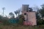 Fogo atinge imóvel abandonado sob o viaduto do Imigrante, nas margens da BR-116. em Caxias do Sul<!-- NICAID(15524763) -->