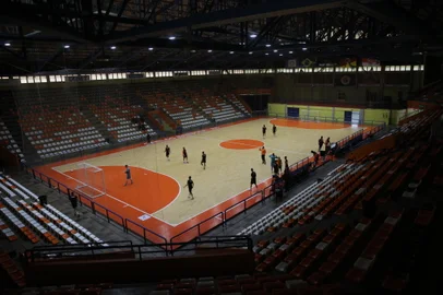 CARLOS BARBOSA, RS, BRASIL, 02/10/2024. Treino da ACBF no Centro Municipal de Eventos Sérgio Luiz Guerra, em Carlos Barbosa. A ACBF está se preparando para as oitavas de final da Liga Nacional de Futsal 2024. Na foto, vista geral do ginásio. (Porthus Junior/Agência RBS)<!-- NICAID(15881494) -->