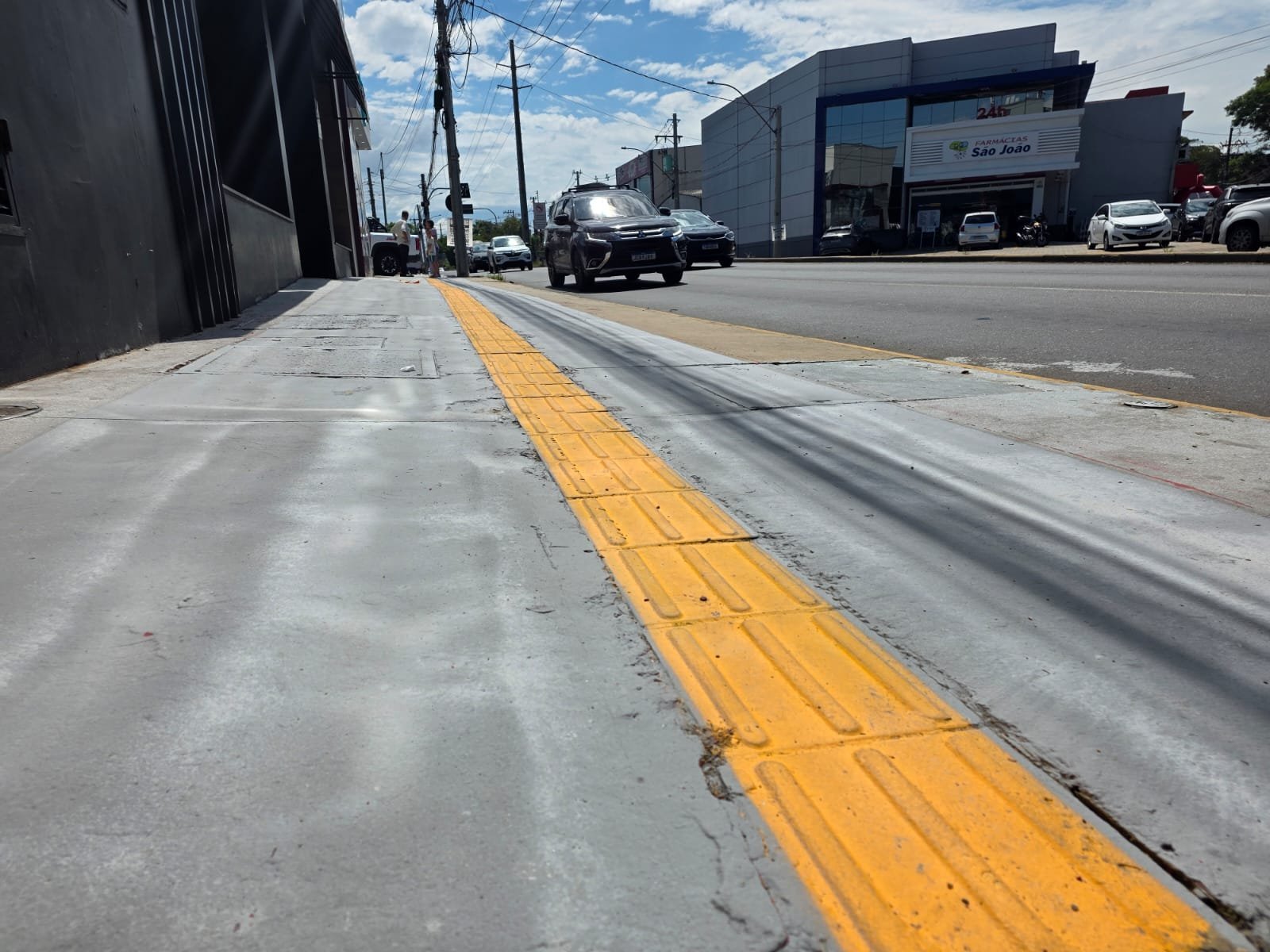 Cachoeirinha d&aacute; in&iacute;cio &agrave; pintura para apagar ciclofaixa em cal&ccedil;ada e &aacute;rea de piso t&aacute;til