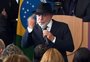 Lula mostra dedo do meio durante evento no Palácio do Planalto: "Aqui para eles"