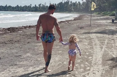 Ricky Martin comemora 50 anos com foto ao lado da filha Lucia<!-- NICAID(14977026) -->