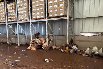 Dona de 11 fábricas no Rio Grande do Sul, a calçadista Beira Rio teve duas unidades atingidas pela inundação a ponto de parar a produção. A planta de Igrejinha, no Vale do Paranhana, já teve atividades retomadas. Já de Roca Salves, no Vale do Taquari, segue paralisada, mas a intenção é voltar a operá-la nos próximos dias, um alento para a cidade que sofre sua terceira enchente. Por ser uma gigante do setor, a Beira Rio tem diversos prestadores de serviços. Duas terceirizadas foram duramente afetadas, em Sinimbu e Três Coroas. Além delas, vários ateliês também tiveram prejuízos. O diretor industrial da Calçados Beira Rio, João Henrich, informa ainda que mais de 20 fornecedores de insumos estão com problemas. <!-- NICAID(15759792) -->