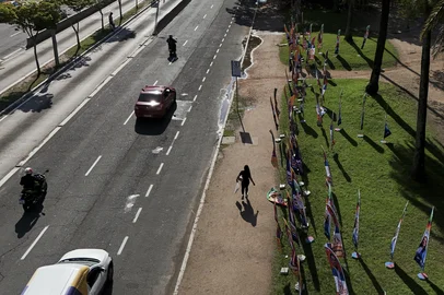 PORTO ALEGRE, RS, BRASIL, 17-08-2026: Windbanners: campanha eleitoral começa com profusão de bandeiras de chão em Porto Alegre. Fotos: Duda Fortes/Grupo RBS<!-- NICAID(16347465) -->