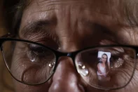 PELOTAS, RS, BRASIL, 23-06-2025: Elizangela Cavalheiro Malaguez, 52 anos, observa a foto da filha dela Laís Malaguez, 32, vítima de feminicídio, na casa que a jovem mobiliava e decorava para morar, num terreno vizinho à moradia da mãe, em Pelotas, na zona sul do Estado. Laís foi morta a tiros na frente do trabalho dela em 21 de abril pelo ex-companheiro e deixou duas filhas, que atualmente vivem com a avó materna. O Rio Grande do Sul registrou 10 feminicídios no feriado de Páscoa, seis deles na Sexta-feira Santa. Agora, por pressão de deputadas gaúchas, o governo do RS deve recriar Secretaria da Mulher, extinta em 2015. Foto: Mateus Bruxel/Agência RBSIndexador: MATEUS BRUXEL<!-- NICAID(16067862) -->