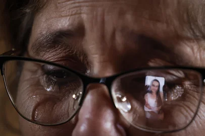 PELOTAS, RS, BRASIL, 23-06-2025: Elizangela Cavalheiro Malaguez, 52 anos, observa a foto da filha dela Laís Malaguez, 32, vítima de feminicídio, na casa que a jovem mobiliava e decorava para morar, num terreno vizinho à moradia da mãe, em Pelotas, na zona sul do Estado. Laís foi morta a tiros na frente do trabalho dela em 21 de abril pelo ex-companheiro e deixou duas filhas, que atualmente vivem com a avó materna. O Rio Grande do Sul registrou 10 feminicídios no feriado de Páscoa, seis deles na Sexta-feira Santa. Agora, por pressão de deputadas gaúchas, o governo do RS deve recriar Secretaria da Mulher, extinta em 2015. Foto: Mateus Bruxel/Agência RBSIndexador: MATEUS BRUXEL<!-- NICAID(16067862) -->