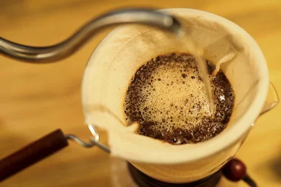 PORTO ALEGRE, RS, BRASIL, 02-05-2017: Dicas para fazer café coado no Origem Coffee, no shopping Iguatemi. (Foto: Mateus Bruxel / Agência RBS)<!-- NICAID(12887013) -->