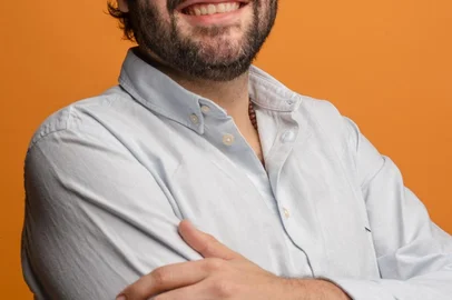 Bruno Conrado / Divulgação Especialista em ciência da felicidade e psicologia positiva, consultor de empresas e palestrante, o curitibano Gustavo Arns pesquisa como diferentes fatores contribuem para o bem-estar e a qualidade de vida. Neste sábado (17), ele participa da 42ª Feira do Livro de Caxias do Sul para conversar sobre o tema ao lado da jornalista Tríssia Ordovás Sartori. O bate-papo será às 15h no Palco da Feira (Praça Dante Alighieri).<!-- NICAID(16388243) -->
