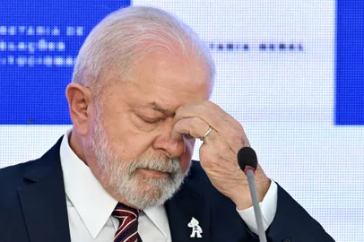 Brazilian President Luiz Inacio Lula da Silva gestures during a ministerial meeting to celebrate the first 100 days of his government at the Planalto Palace in Brasilia on April 10, 2023. (Photo by EVARISTO SA / AFP)Editoria: POLLocal: BrasíliaIndexador: EVARISTO SASecao: politics (general)Fonte: AFPFotógrafo: STF<!-- NICAID(15398760) -->