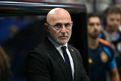 Paul Ellis / AFP Spain's head coach Luis de la Fuente looks on during the 2026 World Cup football tournament semi-final match between France and Spain at the Dallas Stadium in Arlington on July 14, 2026. (Photo by Paul ELLIS / AFP)Editoria: SPOLocal: ArlingtonIndexador: PAUL ELLISSecao: soccerFonte: AFPFotógrafo: STF<!-- NICAID(16327081) -->