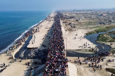 Foto aérea de habitantes da Faixa de Gaza caminhando em direção à Cidade de Gaza, em 27 de janeiro de 2025, após a liberação do acesso à parte norte do território, com o cessar-fogo entre Israel e o grupo Hamas. (Photo by AFP)<!-- NICAID(15969744) -->