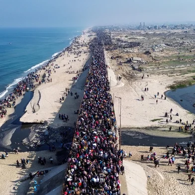 Foto aérea de habitantes da Faixa de Gaza caminhando em direção à Cidade de Gaza, em 27 de janeiro de 2025, após a liberação do acesso à parte norte do território, com o cessar-fogo entre Israel e o grupo Hamas. (Photo by AFP)<!-- NICAID(15969744) -->
