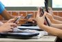 O que o professor deve fazer quando um aluno está usando o celular durante a aula?