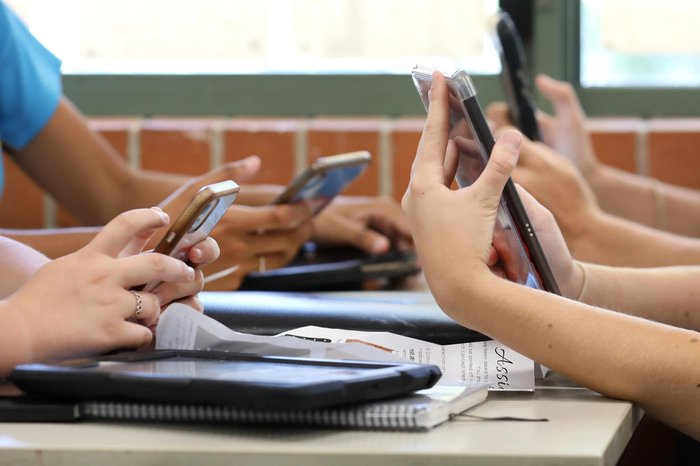 O que o professor deve fazer quando um aluno está usando o celular ...